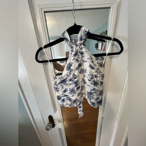 Abercrombie top
Size small
